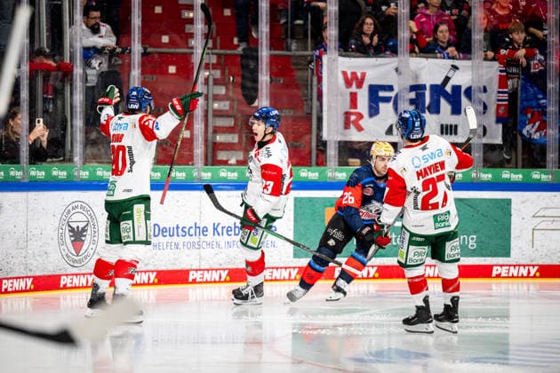 18.09.2026 - Eishockey - Saison 2026 2027 - Penny DEL - Nürnberg Ice Tigers Icetigers - Augsburger Panther Augsburg - ThHa - xthxhax - Torjubel, Freude, Jubel Jimmy Lambert (23, Augsburger Panther, AEV ) und Teamkollegen Philipp Krauß Krauss (20, Augsburger Panther, AEV ) und Kyle Mayhew (27, Augsburger Panther, AEV )