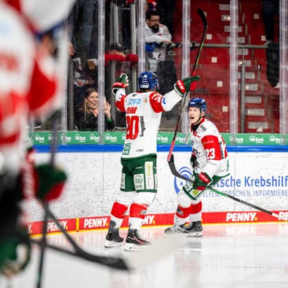 18.09.2026 - Eishockey - Saison 2026 2027 - Penny DEL - Nürnberg Ice Tigers Icetigers - Augsburger Panther Augsburg - ThHa - xthxhax - Torjubel, Freude, Jubel Jimmy Lambert (23, Augsburger Panther, AEV ) und Teamkollege Philipp Krauß Krauss (20, Augsburger Panther, AEV )