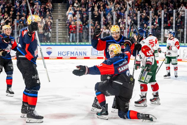 18.09.2026 - Eishockey - Saison 2026 2027 - Penny DEL - Nürnberg Ice Tigers Icetigers - Augsburger Panther Augsburg - ThHa - xthxhax - Torjubel, Freude, Jubel Noah Samanski (8, Nürnberg Ice Tigers, NIT ) und Teamkollegen