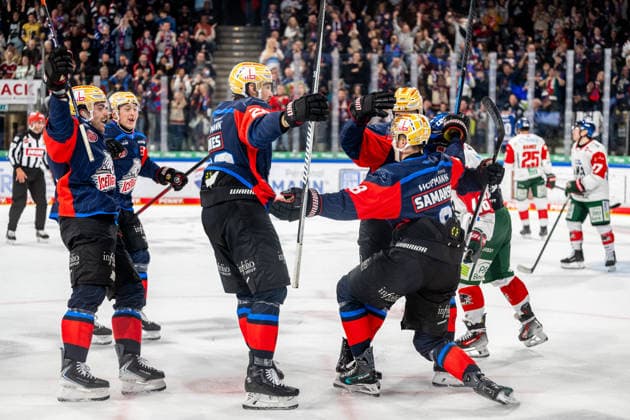 18.09.2026 - Eishockey - Saison 2026 2027 - Penny DEL - Nürnberg Ice Tigers Icetigers - Augsburger Panther Augsburg - ThHa - xthxhax - Torjubel, Freude, Jubel Noah Samanski (8, Nürnberg Ice Tigers, NIT ) und Teamkollegen
