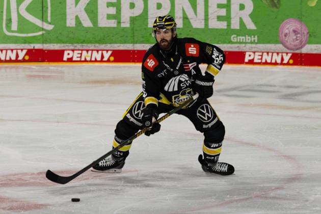 Krefeld, Deutschland 18. September 2026: PENNY DEL - 2026 2027 - Sp. 1 - Krefeld Pinguine gegen Fischtown Pinguins Bremerhaven Im Bild: Davis Vandane (Krefeld) mit Puck YAYLA ARENA Nordrhein Westfalen Copyright: xFotostandx xGoertzx