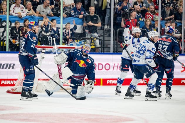 Ville Pokka (EHC Red Bull Muenchen, 22) und Mathias Niederberger (Torwart, EHC Red Bull Muenchen, 35) muessen hier das Tor zum 1:1 - Ausgleich durch Nicolas Mattinen (Adler Mannheim, 52) - nicht im Bild - hinnehmen, Luke Esposito (Adler Mannheim, 19) und Patrick Brown (Adler Mannheim, 38) jubeln rechts GER, EHC Red Bull Muenchen vs. Adler Mannheim, Eishockey, DEL, Saison 2026 2027, 1. Spieltag, 18.09.2026. Foto: HMB Media Heike Feiner Copyright: HMBxMedia HeikexFeiner