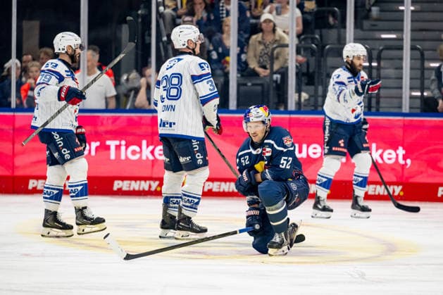 Patrick Hager (EHC Red Bull Muenchen, 52) ist bedient, die Mannheimer bejubeln das Tor zum 1:1 - Ausgleich GER, EHC Red Bull Muenchen vs. Adler Mannheim, Eishockey, DEL, Saison 2026 2027, 1. Spieltag, 18.09.2026. Foto: HMB Media Heike Feiner Copyright: HMBxMedia HeikexFeiner