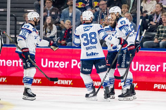 Die Mannheimer bejubeln mit Nicolas Mattinen (Adler Mannheim, 52) dessen Tor zum 1:1 - Ausgleich GER, EHC Red Bull Muenchen vs. Adler Mannheim, Eishockey, DEL, Saison 2026 2027, 1. Spieltag, 18.09.2026. Foto: HMB Media Heike Feiner Copyright: HMBxMedia HeikexFeiner