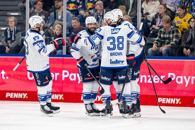 Die Mannheimer bejubeln mit Nicolas Mattinen (Adler Mannheim, 52) dessen Tor zum 1:1 - Ausgleich GER, EHC Red Bull Muenchen vs. Adler Mannheim, Eishockey, DEL, Saison 2026 2027, 1. Spieltag, 18.09.2026. Foto: HMB Media Heike Feiner Copyright: HMBxMedia HeikexFeiner