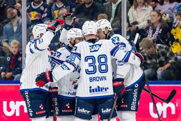 Die Mannheimer bejubeln mit Nicolas Mattinen (Adler Mannheim, 52) dessen Tor zum 1:1 - Ausgleich GER, EHC Red Bull Muenchen vs. Adler Mannheim, Eishockey, DEL, Saison 2026 2027, 1. Spieltag, 18.09.2026. Foto: HMB Media Heike Feiner Copyright: HMBxMedia HeikexFeiner
