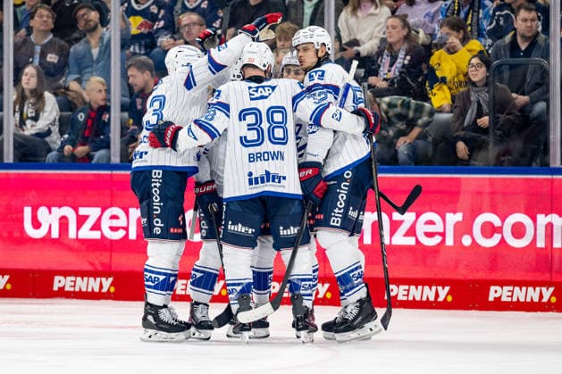 Die Mannheimer bejubeln mit Nicolas Mattinen (Adler Mannheim, 52) dessen Tor zum 1:1 - Ausgleich GER, EHC Red Bull Muenchen vs. Adler Mannheim, Eishockey, DEL, Saison 2026 2027, 1. Spieltag, 18.09.2026. Foto: HMB Media Heike Feiner Copyright: HMBxMedia HeikexFeiner
