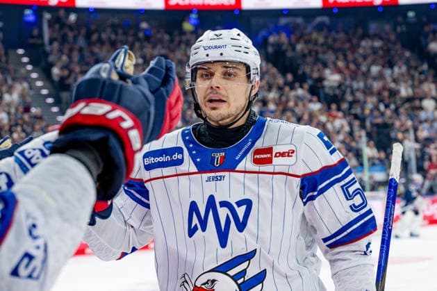 Nicolas Mattinen (Adler Mannheim, 52) beim Abklatschen an der Bank nach seinem Tor zum 1:1 - Ausgleich GER, EHC Red Bull Muenchen vs. Adler Mannheim, Eishockey, DEL, Saison 2026 2027, 1. Spieltag, 18.09.2026. Foto: HMB Media Heike Feiner Copyright: HMBxMedia HeikexFeiner