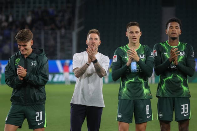 18.09.2026, xgox, Fussball, 2. Bundesliga, VfL Wolfsburg - SV Darmstadt 98 v.l. Joakim Maehle (Wolfsburg, 21), Tobias Strobl (Wolfsburg, Trainer), Bence Dardai (Wolfsburg, 8), Cleiton (Wolfsburg, 33) Jubel ueber den Sieg, Jubel nach Spielende (DFL DFB REGULATIONS PROHIBIT ANY USE OF PHOTOGRAPHS as IMAGE SEQUENCES and or QUASI-VIDEO) Wolfsburg