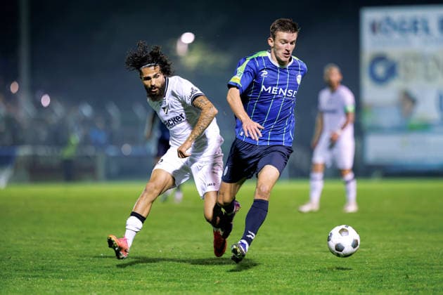 2026.09.18, xkwix, Fußball, Regionalliga West, SV Rödinghausen - FC Gütersloh, Häcker Wiehenstadion, 9.Spieltag, Saison 2026 2027: Aleksandar Kandic (FC Gütersloh 27) im Zweikampf gegen Mika Polat (SV Roedinghausen 8) DFB regulations prohibit any use of photographs as image sequences and or quasi-video. Photo: xKamilxWilkowskixPressefotoKochx Nordrhein-Westfalen Deutschland