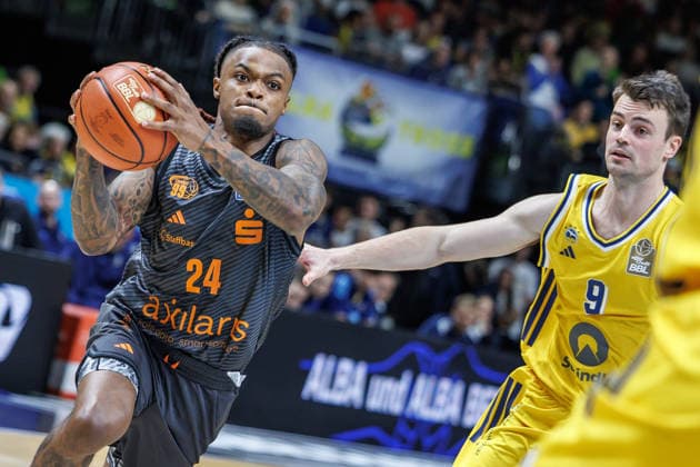 Basketball, Männer: Bundesliga, Alba Berlin - Niners Chemnitz, Uber Arena am 18.9.26 in Berlin. Cobe Williams (NINERS Chemnitz) kämpft gegen Jonas Mattisseck (ALBA Berlin) um den Ball. Alba Berlin - Niners Chemnitz