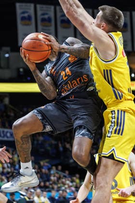 Basketball, Männer: Bundesliga, Alba Berlin - Niners Chemnitz, Uber Arena am 18.9.26 in Berlin. Cobe Williams (NINERS Chemnitz) springt zum Korb. Alba Berlin - Niners Chemnitz