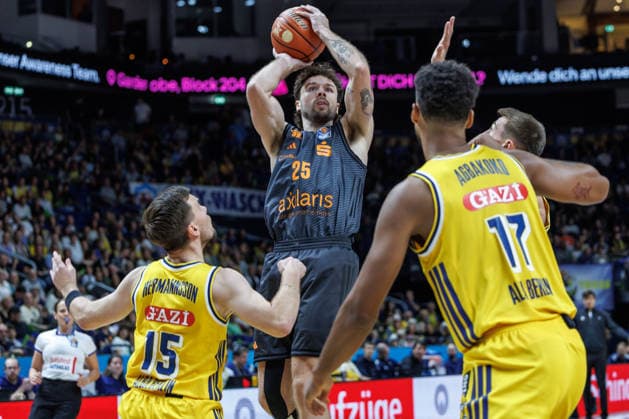 Basketball, Männer: Bundesliga, Alba Berlin - Niners Chemnitz, Uber Arena am 18.9.26 in Berlin. +n25 springt zum Korb. Alba Berlin - Niners Chemnitz