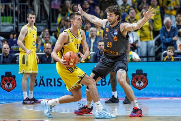 Basketball, Männer: Bundesliga, Alba Berlin - Niners Chemnitz, Uber Arena am 18.9.26 in Berlin. Ben Burnham (NINERS Chemnitz) kämpft gegen Joe Wieskamp (ALBA Berlin) um den Ball. Alba Berlin - Niners Chemnitz