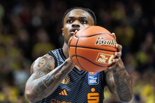 Basketball, Männer: Bundesliga, Alba Berlin - Niners Chemnitz, Uber Arena am 18.9.26 in Berlin. Cobe Williams (NINERS Chemnitz) wirft den Ball zum Korb. Alba Berlin - Niners Chemnitz