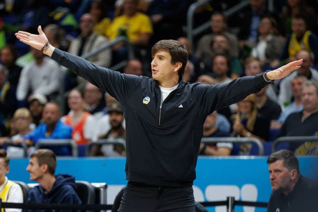 Basketball, Männer: Bundesliga, Alba Berlin - Niners Chemnitz, Uber Arena am 18.9.26 in Berlin. Head Coach Pedro Calles (ALBA Berlin) steht gestikulierend am Spielfeldrand. Alba Berlin - Niners Chemnitz