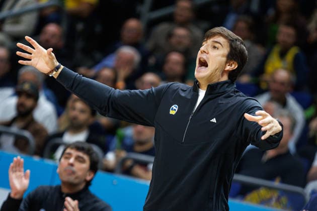 Basketball, Männer: Bundesliga, Alba Berlin - Niners Chemnitz, Uber Arena am 18.9.26 in Berlin. Head Coach Pedro Calles (ALBA Berlin) steht gestikulierend am Spielfeldrand. Alba Berlin - Niners Chemnitz