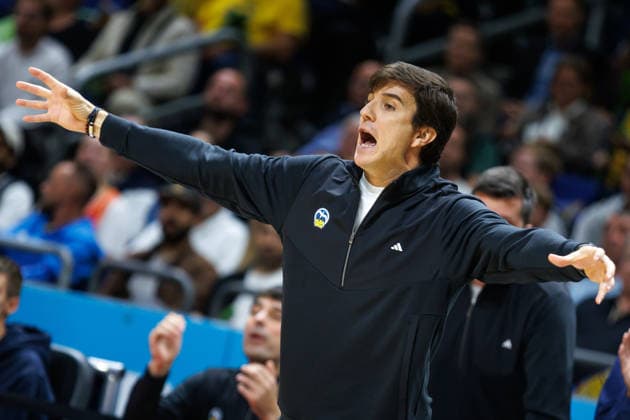 Basketball, Männer: Bundesliga, Alba Berlin - Niners Chemnitz, Uber Arena am 18.9.26 in Berlin. Head Coach Pedro Calles (ALBA Berlin) steht gestikulierend am Spielfeldrand. Alba Berlin - Niners Chemnitz