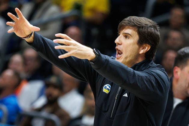 Basketball, Männer: Bundesliga, Alba Berlin - Niners Chemnitz, Uber Arena am 18.9.26 in Berlin. Head Coach Pedro Calles (ALBA Berlin) steht gestikulierend am Spielfeldrand. Alba Berlin - Niners Chemnitz