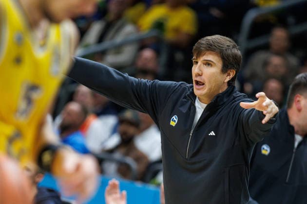 Basketball, Männer: Bundesliga, Alba Berlin - Niners Chemnitz, Uber Arena am 18.9.26 in Berlin. Head Coach Pedro Calles (ALBA Berlin) steht gestikulierend am Spielfeldrand. Alba Berlin - Niners Chemnitz