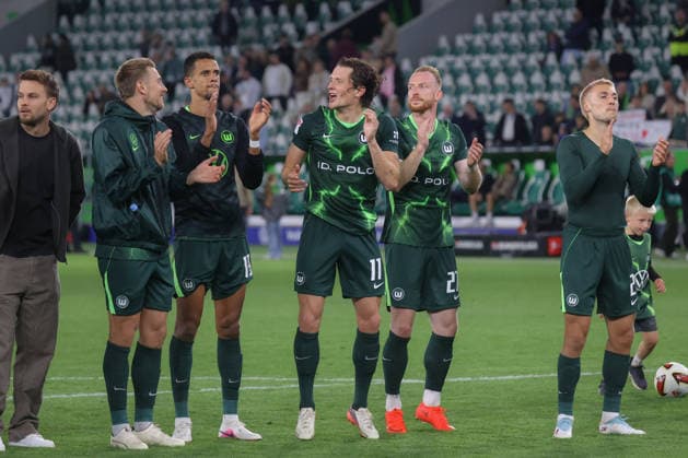 18.09.2026, xgox, Fussball, 2. Bundesliga, VfL Wolfsburg - SV Darmstadt 98 v.l. Wolfsburg um Fabian Reese (Wolfsburg, 11) Jubel ueber den Sieg, Jubel nach Spielende (DFL DFB REGULATIONS PROHIBIT ANY USE OF PHOTOGRAPHS as IMAGE SEQUENCES and or QUASI-VIDEO) Wolfsburg