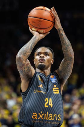 Basketball, Männer: Bundesliga, Alba Berlin - Niners Chemnitz, Uber Arena am 18.9.26 in Berlin. Cobe Williams (NINERS Chemnitz) wirft den Ball zum Korb. Alba Berlin - Niners Chemnitz