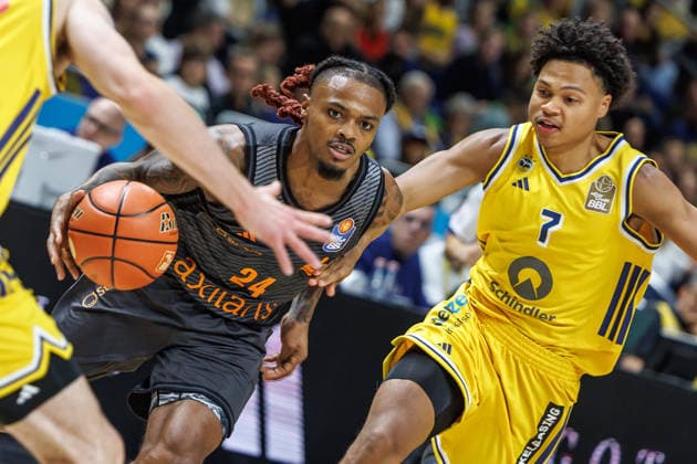 Basketball, Männer: Bundesliga, Alba Berlin - Niners Chemnitz, Uber Arena am 18.9.26 in Berlin. Cobe Williams (NINERS Chemnitz) kämpft gegen Jack Kayil (ALBA Berlin) um den Ball. Alba Berlin - Niners Chemnitz