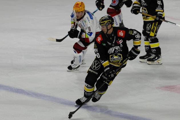 Krefeld, Deutschland 18. September 2026: PENNY DEL - 2026 2027 - Sp. 1 - Krefeld Pinguine gegen Fischtown Pinguins Bremerhaven Im Bild: Adam Payerl (Krefeld) mit Puck YAYLA ARENA Nordrhein Westfalen Copyright: xFotostandx xGoertzx