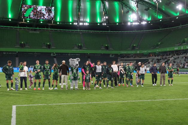 18.09.2026, xgox, Fussball, 2. Bundesliga, VfL Wolfsburg - SV Darmstadt 98 v.l. Wolfsburg Jubel ueber den Sieg, Jubel nach Spielende (DFL DFB REGULATIONS PROHIBIT ANY USE OF PHOTOGRAPHS as IMAGE SEQUENCES and or QUASI-VIDEO) Wolfsburg