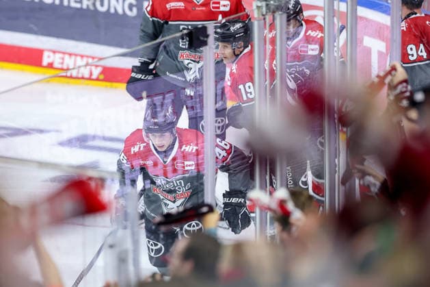 18.09.2026, Eishockey, DEL, Kölner Haie - Grizzlys Wolfsburg, 1.Spieltag, Saison 2026 27, Lanxess-Arena Köln: Torjubel nach dem Tor zum 3:2 durch Torschütze Kevin Niedenz (Koelner Haie 46) Nordrhein-Westfalen Deutschland