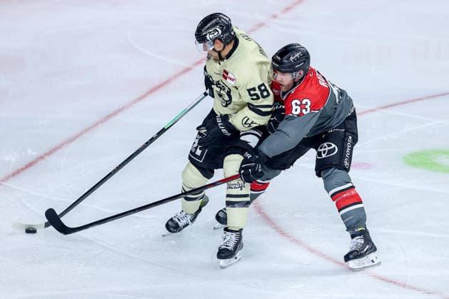 18.09.2026, Eishockey, DEL, Kölner Haie - Grizzlys Wolfsburg, 1.Spieltag, Saison 2026 27, Lanxess-Arena Köln: Tyler Gaudet (Grizzlys Wolfsburg 58) im Zweikampf gegen Patrick Russell (Koelner Haie 63) Nordrhein-Westfalen Deutschland