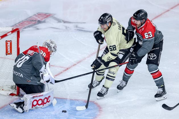 18.09.2026, Eishockey, DEL, Kölner Haie - Grizzlys Wolfsburg, 1.Spieltag, Saison 2026 27, Lanxess-Arena Köln: Goalie Janne Juvonen (Koelner Haie 30) verteidigt gegen Tyler Gaudet (Grizzlys Wolfsburg 58) im Zweikampf gegen Patrick Russell (Koelner Haie 63) Nordrhein-Westfalen Deutschland