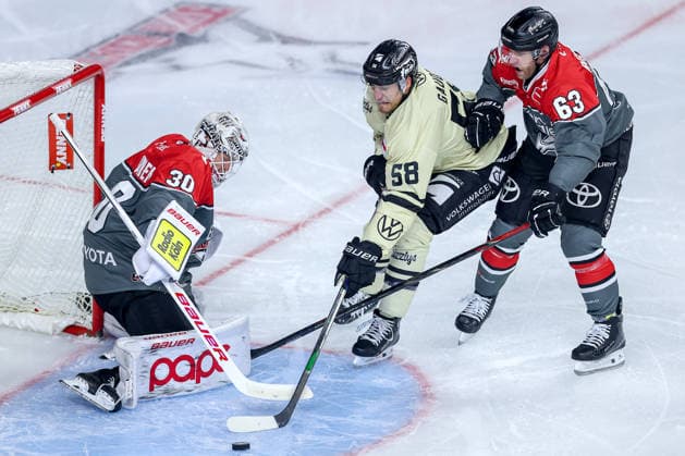 18.09.2026, Eishockey, DEL, Kölner Haie - Grizzlys Wolfsburg, 1.Spieltag, Saison 2026 27, Lanxess-Arena Köln: Goalie Janne Juvonen (Koelner Haie 30) verteidigt gegen Tyler Gaudet (Grizzlys Wolfsburg 58) im Zweikampf gegen Patrick Russell (Koelner Haie 63) Nordrhein-Westfalen Deutschland