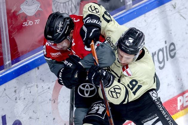 18.09.2026, Eishockey, DEL, Kölner Haie - Grizzlys Wolfsburg, 1.Spieltag, Saison 2026 27, Lanxess-Arena Köln: Robin Press (Koelner Haie 94) im Zweikampf gegen Timo Ruckdäschel (Grizzlys Wolfsburg 91) Nordrhein-Westfalen Deutschland