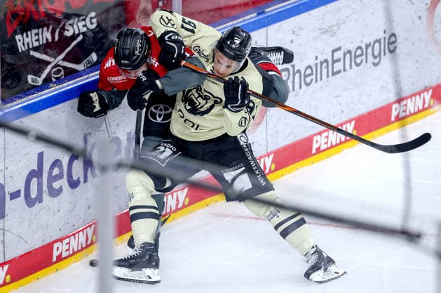 18.09.2026, Eishockey, DEL, Kölner Haie - Grizzlys Wolfsburg, 1.Spieltag, Saison 2026 27, Lanxess-Arena Köln: Robin Press (Koelner Haie 94) im Zweikampf gegen Timo Ruckdäschel (Grizzlys Wolfsburg 91) Nordrhein-Westfalen Deutschland