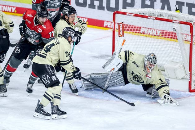 18.09.2026, Eishockey, DEL, Kölner Haie - Grizzlys Wolfsburg, 1.Spieltag, Saison 2026 27, Lanxess-Arena Köln: Goalie Dustin Strahlmeier (Grizzlys Wolfsburg 01) verteidigt gegen Ryan MacInnis (Koelner Haie 77) Nordrhein-Westfalen Deutschland