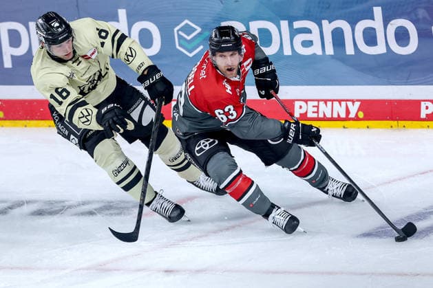 18.09.2026, Eishockey, DEL, Kölner Haie - Grizzlys Wolfsburg, 1.Spieltag, Saison 2026 27, Lanxess-Arena Köln: Tommy Pasanen (Grizzlys Wolfsburg 16) im Zweikampf gegen Patrick Russell (Koelner Haie 63) Nordrhein-Westfalen Deutschland
