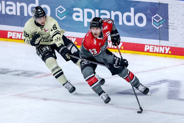 18.09.2026, Eishockey, DEL, Kölner Haie - Grizzlys Wolfsburg, 1.Spieltag, Saison 2026 27, Lanxess-Arena Köln: Tommy Pasanen (Grizzlys Wolfsburg 16) im Zweikampf gegen Patrick Russell (Koelner Haie 63) Nordrhein-Westfalen Deutschland