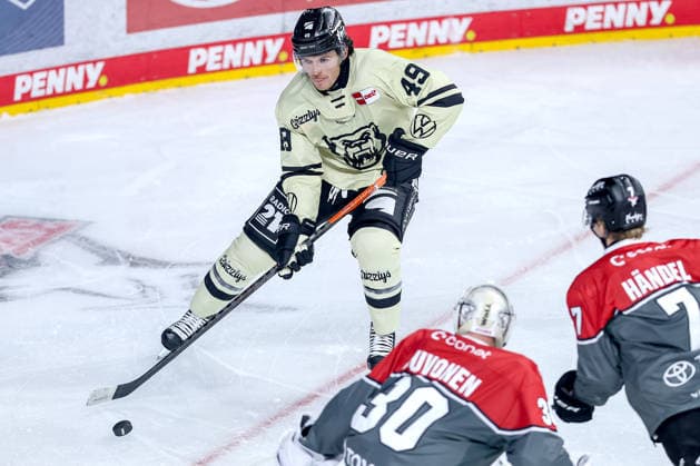 18.09.2026, Eishockey, DEL, Kölner Haie - Grizzlys Wolfsburg, 1.Spieltag, Saison 2026 27, Lanxess-Arena Köln: Bobby Lynch (Grizzlys Wolfsburg 49) beim Schuss auf das Tor Nordrhein-Westfalen Deutschland