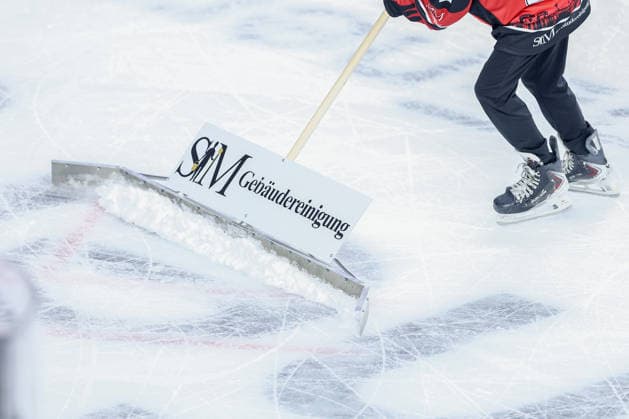 18.09.2026, Eishockey, DEL, Kölner Haie - Grizzlys Wolfsburg, 1.Spieltag, Saison 2026 27, Lanxess-Arena Köln: Schneeschieber auf dem Eis in der Zwischenpause Nordrhein-Westfalen Deutschland