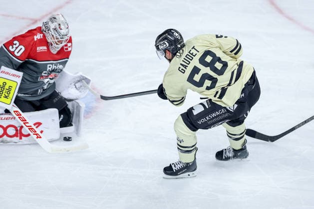 18.09.2026, Eishockey, DEL, Kölner Haie - Grizzlys Wolfsburg, 1.Spieltag, Saison 2026 27, Lanxess-Arena Köln: Torscxhuss Schuss Tor zum 3:3 durch Torschütze Tyler Gaudet (Grizzlys Wolfsburg 58) auf das Tor von Goalie Janne Juvonen (Koelner Haie 30) Nordrhein-Westfalen Deutschland