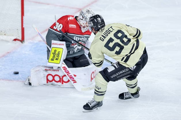 18.09.2026, Eishockey, DEL, Kölner Haie - Grizzlys Wolfsburg, 1.Spieltag, Saison 2026 27, Lanxess-Arena Köln: Torscxhuss Schuss Tor zum 3:3 durch Torschütze Tyler Gaudet (Grizzlys Wolfsburg 58) auf das Tor von Goalie Janne Juvonen (Koelner Haie 30) Nordrhein-Westfalen Deutschland