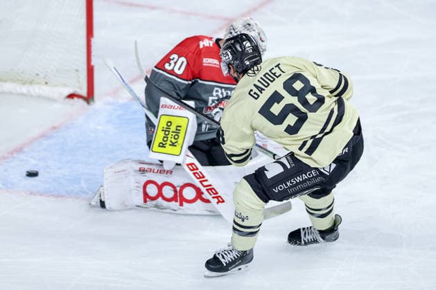 18.09.2026, Eishockey, DEL, Kölner Haie - Grizzlys Wolfsburg, 1.Spieltag, Saison 2026 27, Lanxess-Arena Köln: Torscxhuss Schuss Tor zum 3:3 durch Torschütze Tyler Gaudet (Grizzlys Wolfsburg 58) auf das Tor von Goalie Janne Juvonen (Koelner Haie 30) Nordrhein-Westfalen Deutschland
