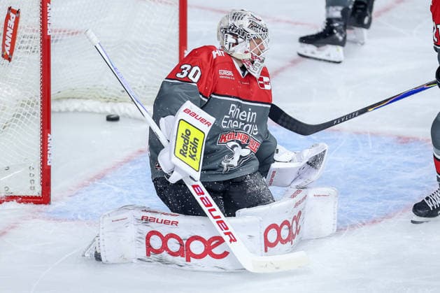 18.09.2026, Eishockey, DEL, Kölner Haie - Grizzlys Wolfsburg, 1.Spieltag, Saison 2026 27, Lanxess-Arena Köln: Goalie Janne Juvonen (Koelner Haie 30) enttäuscht Enttäuschung nach dem Treffer zum 3:3 Nordrhein-Westfalen Deutschland