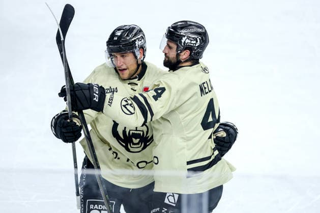 18.09.2026, Eishockey, DEL, Kölner Haie - Grizzlys Wolfsburg, 1.Spieltag, Saison 2026 27, Lanxess-Arena Köln: Torjubel nach dem Tor zum 3:3 durch Torschütze Tyler Gaudet (Grizzlys Wolfsburg 58) zusammen mit Julian Melchiori (Grizzlys Wolfsburg 44) Nordrhein-Westfalen Deutschland