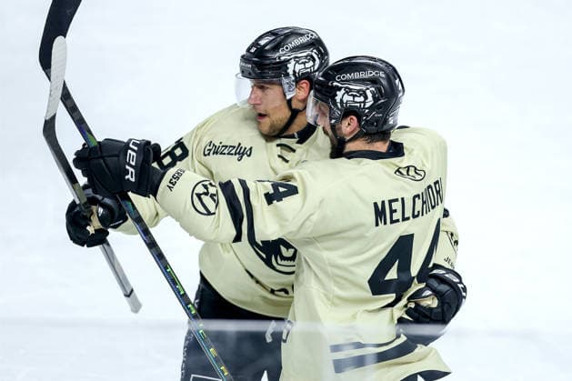 18.09.2026, Eishockey, DEL, Kölner Haie - Grizzlys Wolfsburg, 1.Spieltag, Saison 2026 27, Lanxess-Arena Köln: Torjubel nach dem Tor zum 3:3 durch Torschütze Tyler Gaudet (Grizzlys Wolfsburg 58) zusammen mit Julian Melchiori (Grizzlys Wolfsburg 44) Nordrhein-Westfalen Deutschland