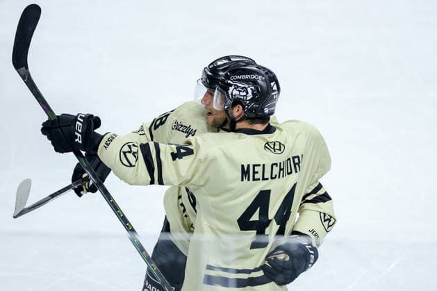 18.09.2026, Eishockey, DEL, Kölner Haie - Grizzlys Wolfsburg, 1.Spieltag, Saison 2026 27, Lanxess-Arena Köln: Torjubel nach dem Tor zum 3:3 durch Torschütze Tyler Gaudet (Grizzlys Wolfsburg 58) zusammen mit Julian Melchiori (Grizzlys Wolfsburg 44) Nordrhein-Westfalen Deutschland