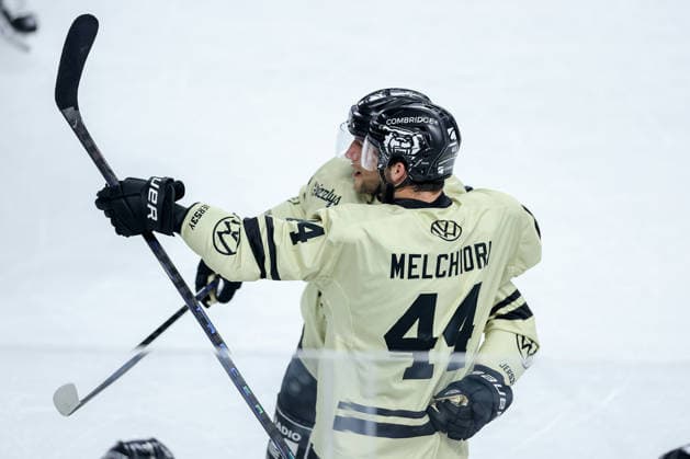 18.09.2026, Eishockey, DEL, Kölner Haie - Grizzlys Wolfsburg, 1.Spieltag, Saison 2026 27, Lanxess-Arena Köln: Torjubel nach dem Tor zum 3:3 durch Torschütze Tyler Gaudet (Grizzlys Wolfsburg 58) zusammen mit Julian Melchiori (Grizzlys Wolfsburg 44) Nordrhein-Westfalen Deutschland