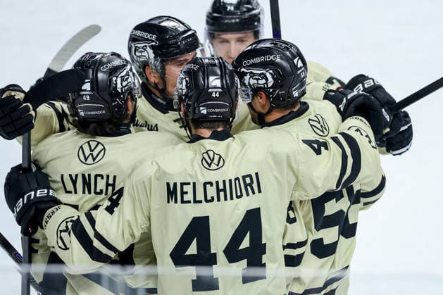18.09.2026, Eishockey, DEL, Kölner Haie - Grizzlys Wolfsburg, 1.Spieltag, Saison 2026 27, Lanxess-Arena Köln: Torjubel nach dem Tor zum 3:3 durch Torschütze Tyler Gaudet (Grizzlys Wolfsburg 58) zusammen mit Julian Melchiori (Grizzlys Wolfsburg 44) Nordrhein-Westfalen Deutschland
