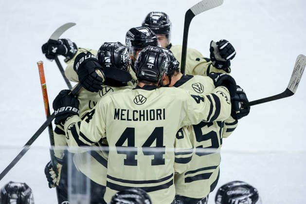 18.09.2026, Eishockey, DEL, Kölner Haie - Grizzlys Wolfsburg, 1.Spieltag, Saison 2026 27, Lanxess-Arena Köln: Torjubel nach dem Tor zum 3:3 durch Torschütze Tyler Gaudet (Grizzlys Wolfsburg 58) zusammen mit Julian Melchiori (Grizzlys Wolfsburg 44) Nordrhein-Westfalen Deutschland